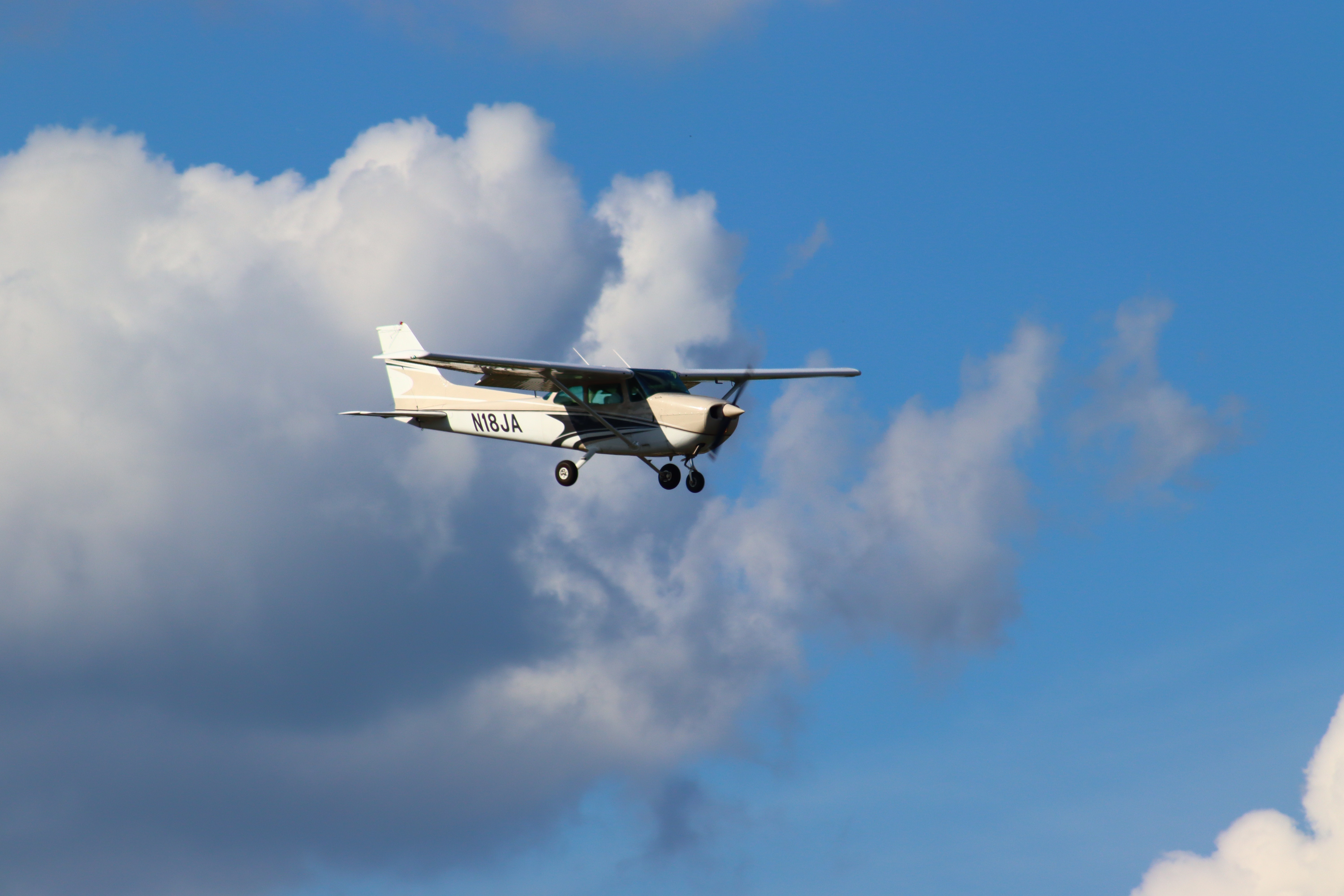 Cessna Aeroplane in flight showing the Science of Flight
